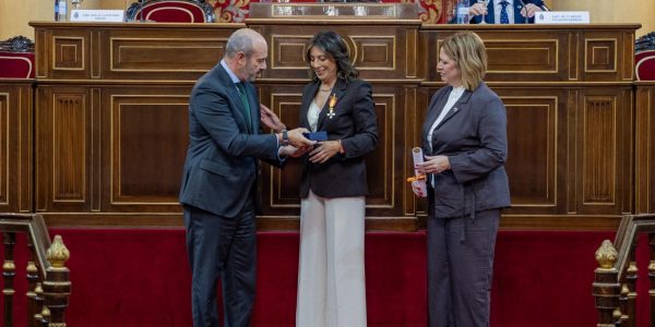 22102026 - Momento de la imposición por parte del presidente del Senado y la presidente de la AVT.