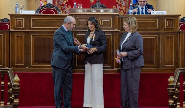 22102026 - Momento de la imposición por parte del presidente del Senado y la presidente de la AVT.