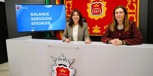 La alcaldesa, María de la Paz Fernández, junto a la delegada Cristina Durán