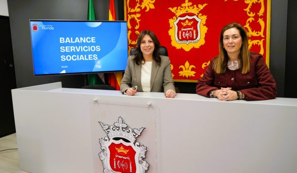 La alcaldesa, María de la Paz Fernández, junto a la delegada Cristina Durán