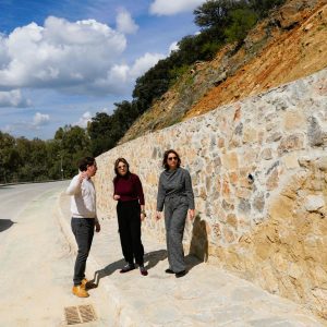 La alcaldesa, María de la Paz Fernández, y la edil de Obras, Concha Muñoz, han visitado la zona