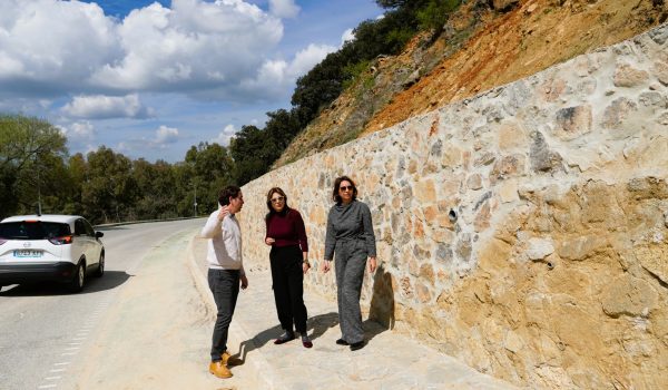 La alcaldesa, María de la Paz Fernández, y la edil de Obras, Concha Muñoz, han visitado la zona