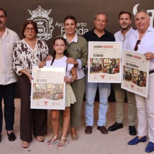 La alcaldesa, Mari Paz Fernández, junto al concejal de Turismo, Ángel Martínez_ y el presidente de ASOPE, Juan Diego Rodríguez.