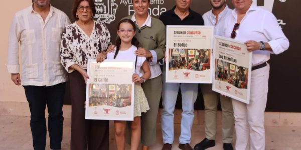 La alcaldesa, Mari Paz Fernández, junto al concejal de Turismo, Ángel Martínez_ y el presidente de ASOPE, Juan Diego Rodríguez.