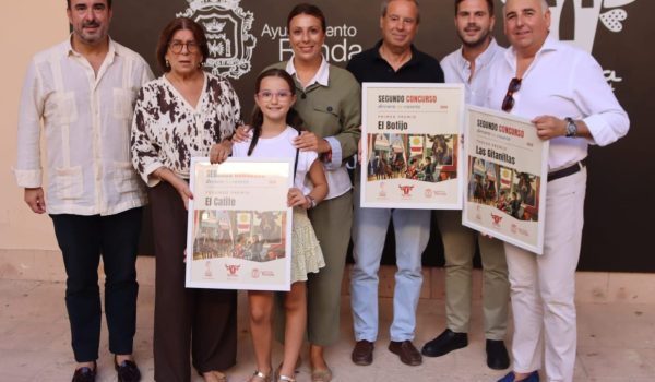 La alcaldesa, Mari Paz Fernández, junto al concejal de Turismo, Ángel Martínez_ y el presidente de ASOPE, Juan Diego Rodríguez.