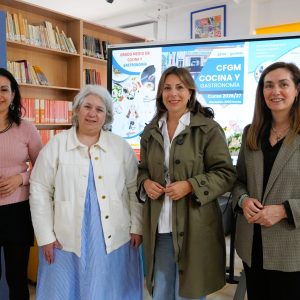 24042026 - Fernandez visitó este viernes este instituto con la delegada de Educación, Cristina Durán. (1)