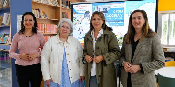 24042026 - Fernandez visitó este viernes este instituto con la delegada de Educación, Cristina Durán. (1)