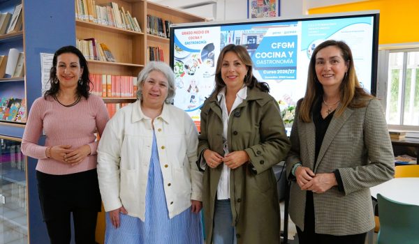 24042026 - Fernandez visitó este viernes este instituto con la delegada de Educación, Cristina Durán. (1)