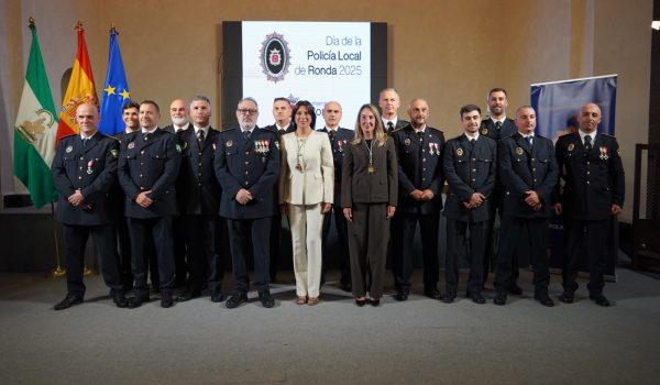 Foto de familia en el acto institucional