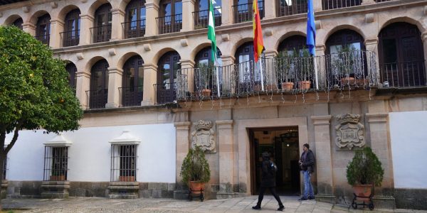 La alcaldesa, Mari Paz Fernández, destacó que estas decisiones reflejan el compromiso del Ayuntamiento con las entidades sociales y culturales de Ronda.