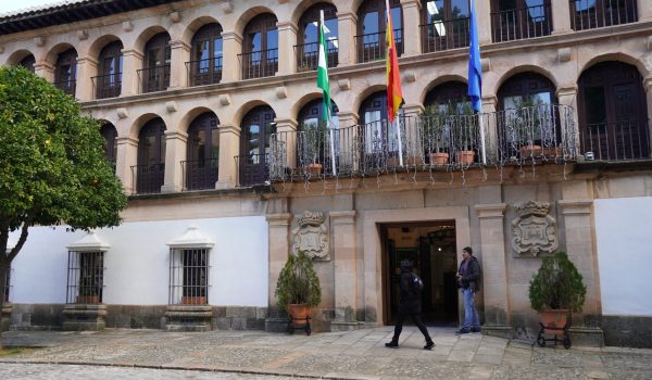 La alcaldesa, Mari Paz Fernández, destacó que estas decisiones reflejan el compromiso del Ayuntamiento con las entidades sociales y culturales de Ronda.