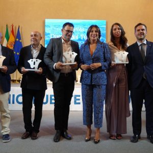 Los premiados junto a la alcaldesa, María de la Paz Fernández, y el delegado de Turismo, Ángel Martínez