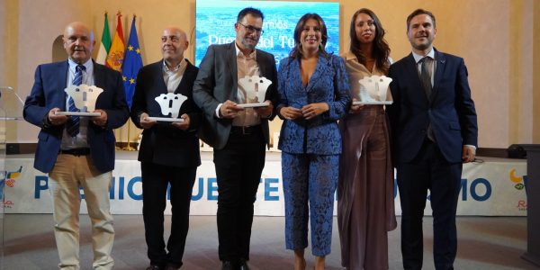 Los premiados junto a la alcaldesa, María de la Paz Fernández, y el delegado de Turismo, Ángel Martínez