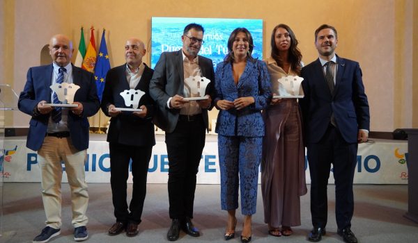 Los premiados junto a la alcaldesa, María de la Paz Fernández, y el delegado de Turismo, Ángel Martínez