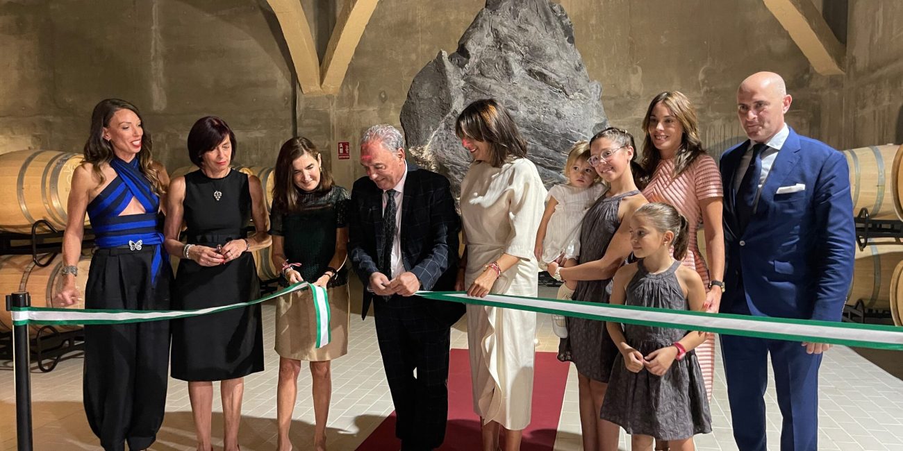 Corte de la cinta de inauguración de la ampliación de la Bodega Doña Felisa