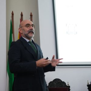 Manuel Jesús Corral Zambruno es prioste de la Hermandad del Buen Fin de Sevilla, todo un referente en el montaje de altares de culto de la capital hispalense.