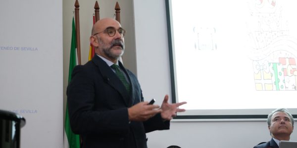 Manuel Jesús Corral Zambruno es prioste de la Hermandad del Buen Fin de Sevilla, todo un referente en el montaje de altares de culto de la capital hispalense.