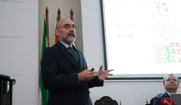 Manuel Jesús Corral Zambruno es prioste de la Hermandad del Buen Fin de Sevilla, todo un referente en el montaje de altares de culto de la capital hispalense.