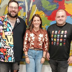 Neburlón y Weeman junto a la edil Rebeca Muñoz el pasado 12 de noviembre.