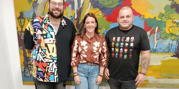 Neburlón y Weeman junto a la edil Rebeca Muñoz el pasado 12 de noviembre.