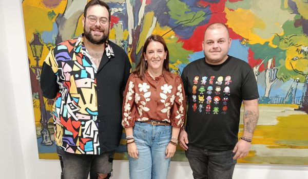 Neburlón y Weeman junto a la edil Rebeca Muñoz el pasado 12 de noviembre.