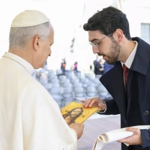 Alejandro Martín presenta al Papa León XIV una palia elaborada por él y el cartel del centenario de las Hermanas de la Cruz de Ronda