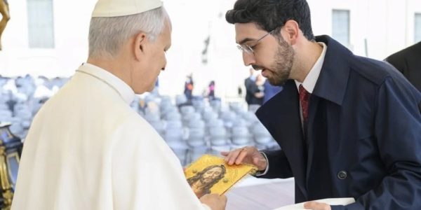Alejandro Martín presenta al Papa León XIV una palia elaborada por él y el cartel del centenario de las Hermanas de la Cruz de Ronda