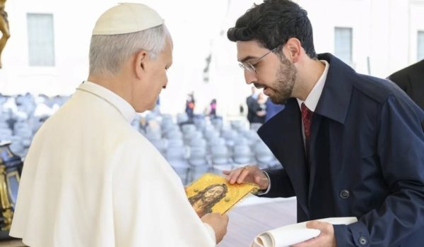 Alejandro Martín presenta al Papa León XIV una palia elaborada por él y el cartel del centenario de las Hermanas de la Cruz de Ronda