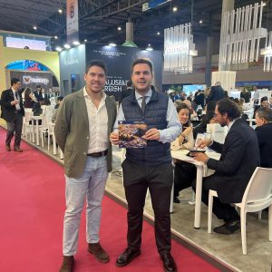 El delegado de Turismo, Ángel Martínez, y el gerente de Turismo de Ronda, frente al stand de Turismo Andaluz