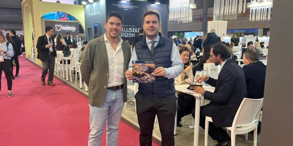 El delegado de Turismo, Ángel Martínez, y el gerente de Turismo de Ronda, frente al stand de Turismo Andaluz