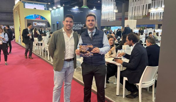El delegado de Turismo, Ángel Martínez, y el gerente de Turismo de Ronda, frente al stand de Turismo Andaluz