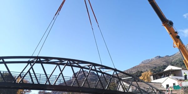 Esta pasarela peatonal metálica sustituirá al centenario Pontón, derrumbado por la crecida del río en 2018. | Ayuntamiento de Benaoján