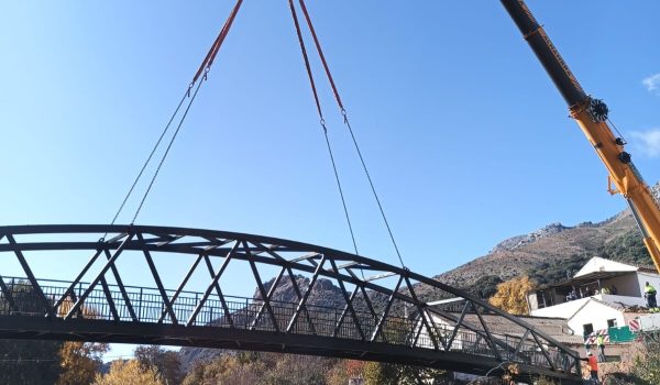 Esta pasarela peatonal metálica sustituirá al centenario Pontón, derrumbado por la crecida del río en 2018. | Ayuntamiento de Benaoján