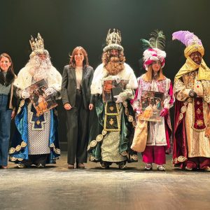 La alcaldesa, acompañada de la delegada de Fiestas, ha sido la encargada de hacer la entrega.