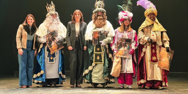 La alcaldesa, acompañada de la delegada de Fiestas, ha sido la encargada de hacer la entrega.