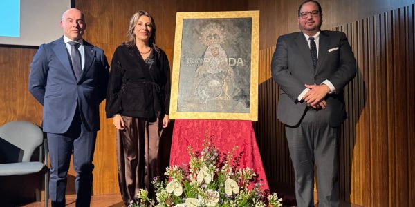 El presidente de la Agrupación, la alcaldesa y el hermano mayor de Los Gitanos desvelaron el Cartel Oficial de la Semana Santa de Ronda 2026.