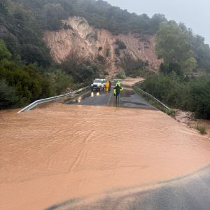 La carretera que une Cortes de la Frontera y Jimera de Líbar, también está cortada al tráfico por desprendimientos