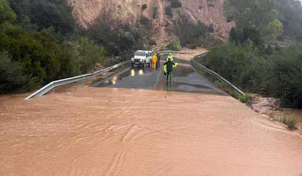 La carretera que une Cortes de la Frontera y Jimera de Líbar, también está cortada al tráfico por desprendimientos