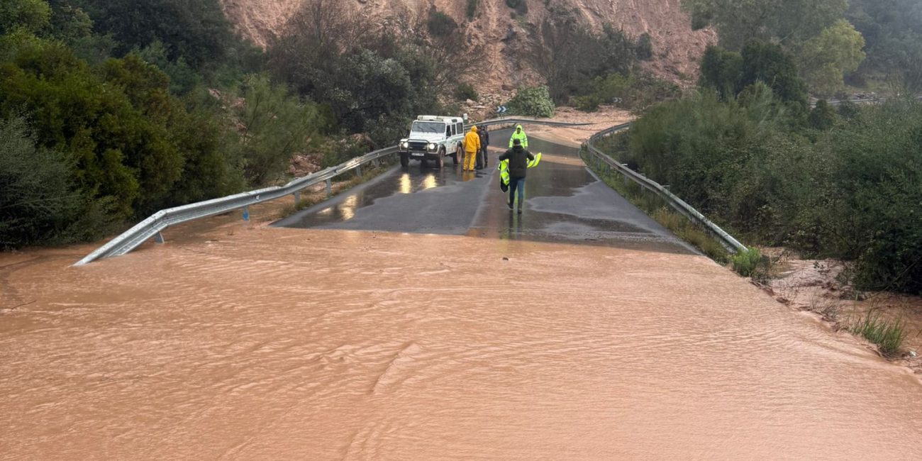 La carretera que une Cortes de la Frontera y Jimera de Líbar, también está cortada al tráfico por desprendimientos