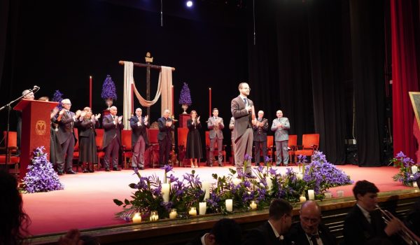 A través de la mirada de un niño, el pregón recorre barrios, hermandades y realidades actuales con un mensaje de fe y esperanza.