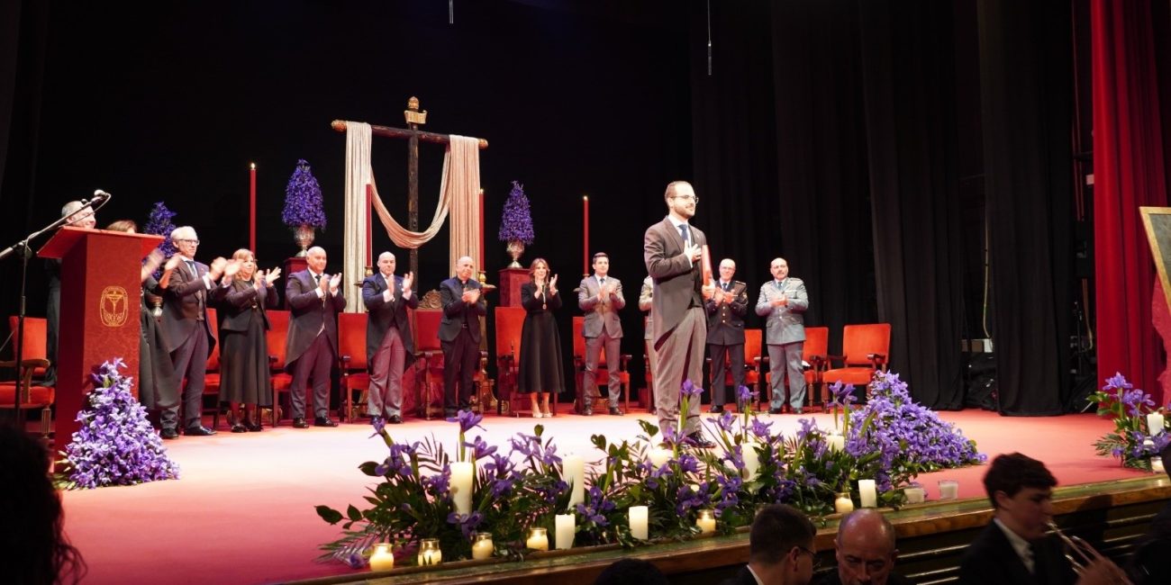 A través de la mirada de un niño, el pregón recorre barrios, hermandades y realidades actuales con un mensaje de fe y esperanza.