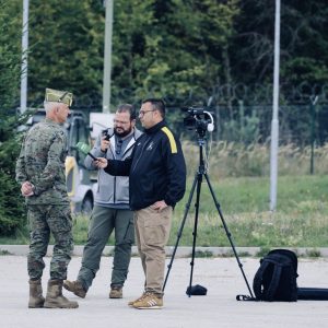 Imagen de la grabación del reportaje en la base operativa Slavia I, en una entrevista al jefe del contigente, el coronel Fernando Sánchez