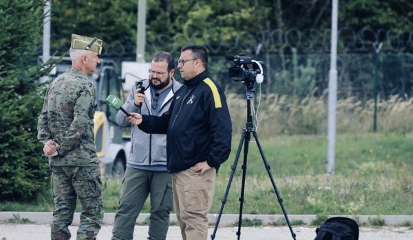 Imagen de la grabación del reportaje en la base operativa Slavia I, en una entrevista al jefe del contigente, el coronel Fernando Sánchez