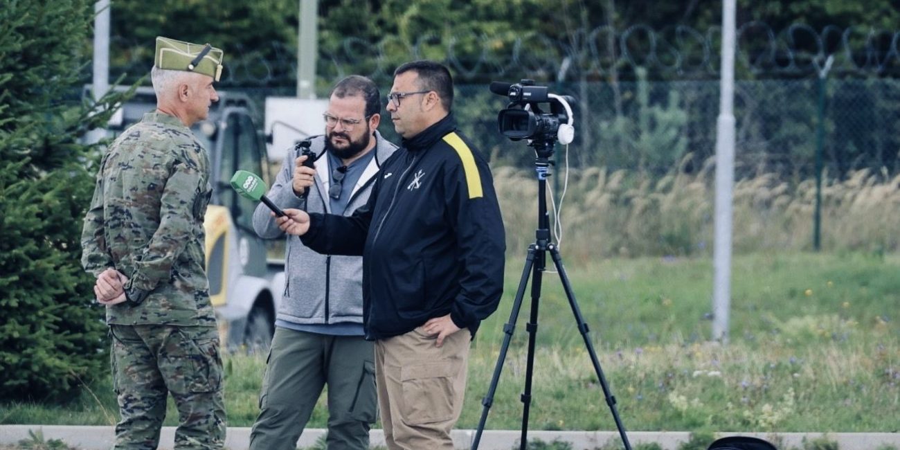 Imagen de la grabación del reportaje en la base operativa Slavia I, en una entrevista al jefe del contigente, el coronel Fernando Sánchez