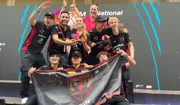 Los alumnos de Galmax GT, celebrando su tercer puesto