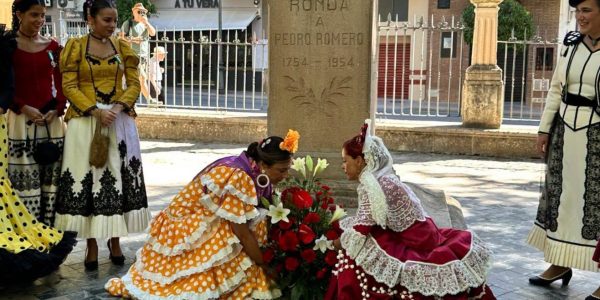 Imagen de la ofrenda floral a Pedro Romero