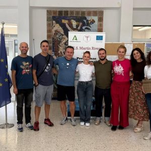 Profesores del centro rondeño junto a docentes de Macedonia en el hall del instituto | IES Martín Rivero
