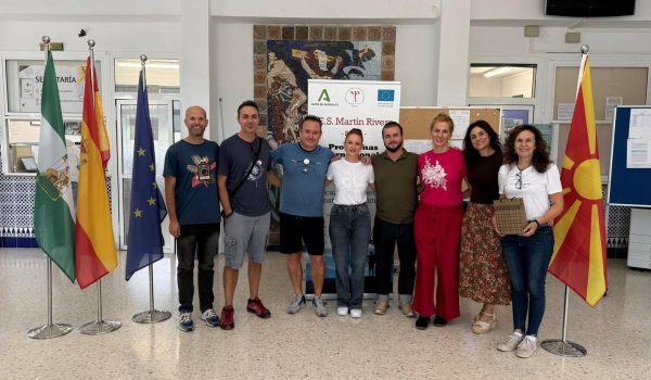 Profesores del centro rondeño junto a docentes de Macedonia en el hall del instituto | IES Martín Rivero