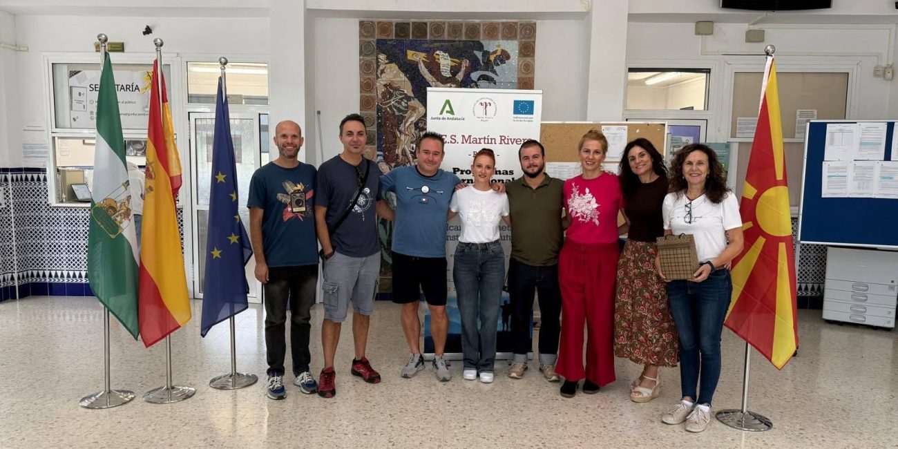 Profesores del centro rondeño junto a docentes de Macedonia en el hall del instituto | IES Martín Rivero