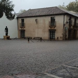 El agua produjo grandes acumulaciones de agua en la calle Virgen de la Paz